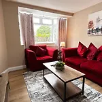 Free Parking 2 Bed Flat Near Heathrow Airport