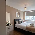 Free Parking 2 Bed Flat Near Heathrow Airport