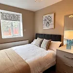 Free Parking 2 Bed Flat Near Heathrow Airport