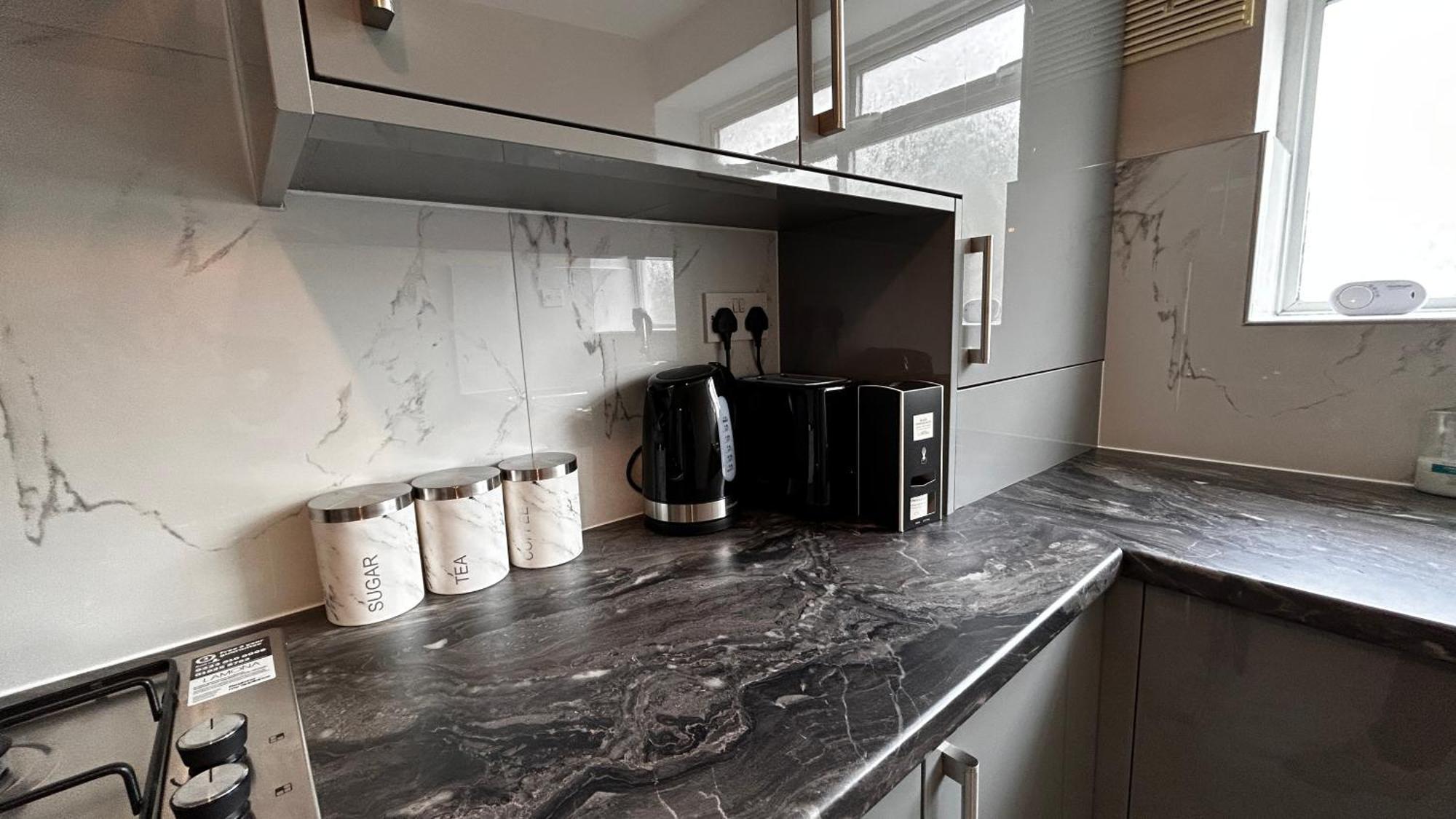 Free Parking 2 Bed Flat Near Heathrow Airport *
