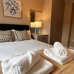 Free Parking 2 Bed Flat Near Heathrow Airport
