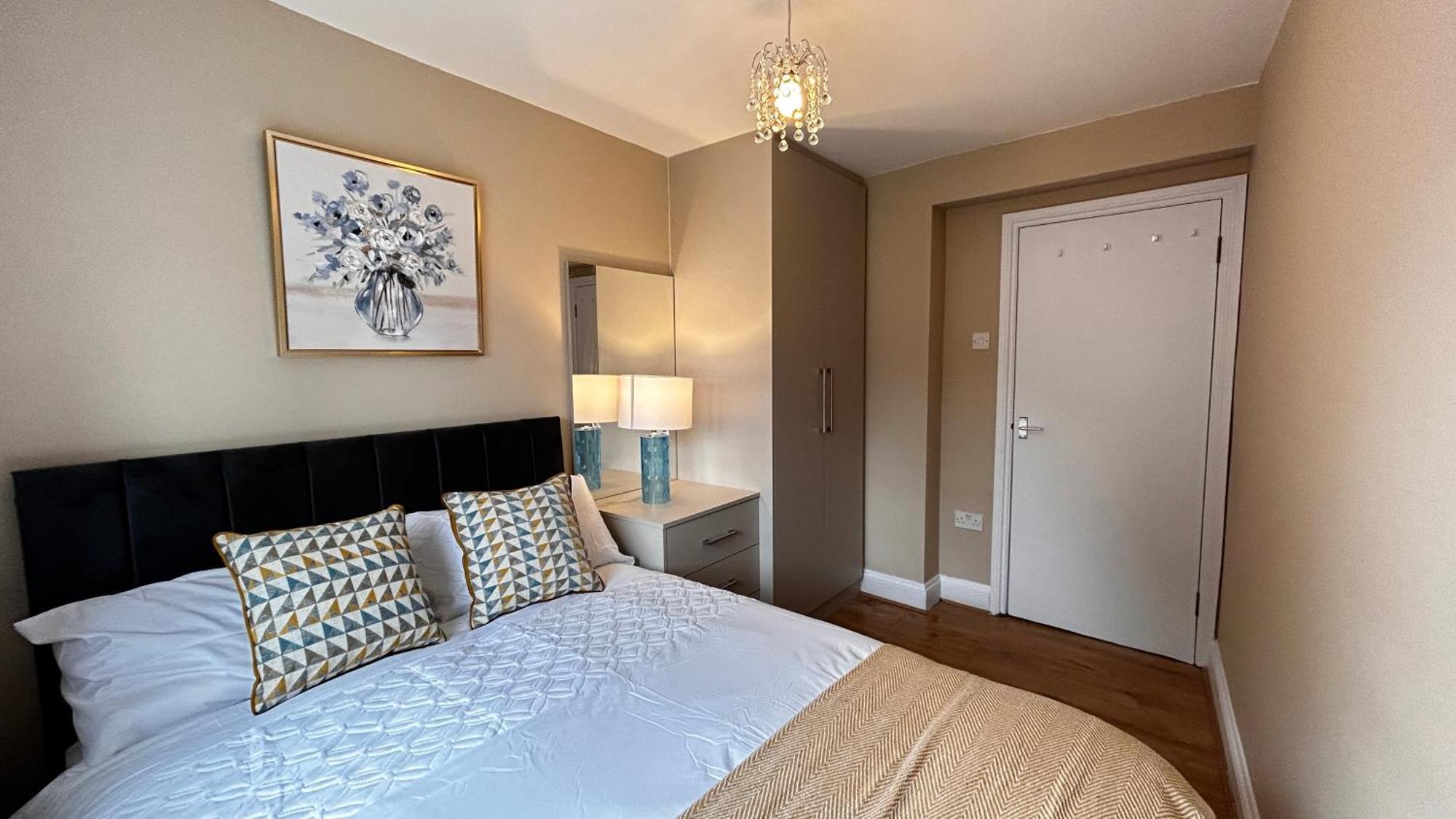 Free Parking 2 Bed Flat Near Heathrow Airport *
